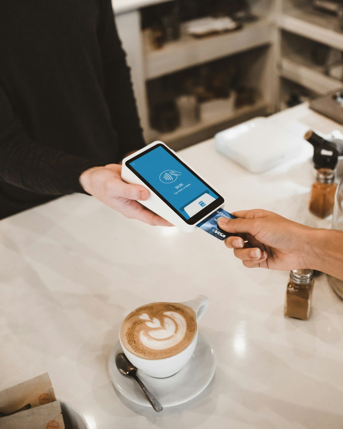 Paying contactless with a card abroad