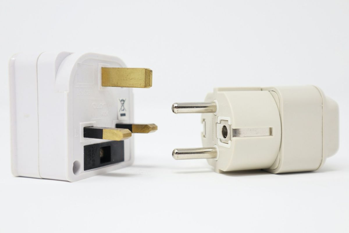 Universal travel power adapters