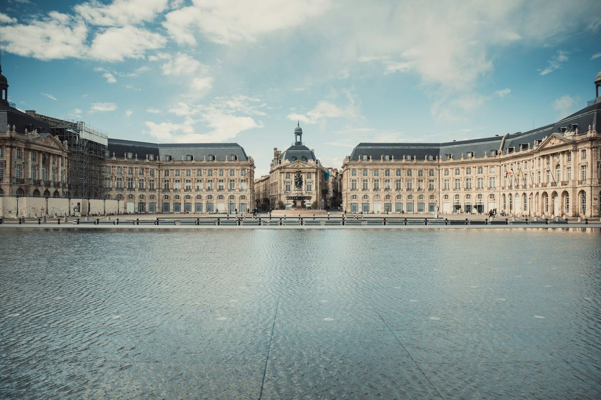 Place de la Bourse and the Miroir d'Eau water mirror in Bordeaux