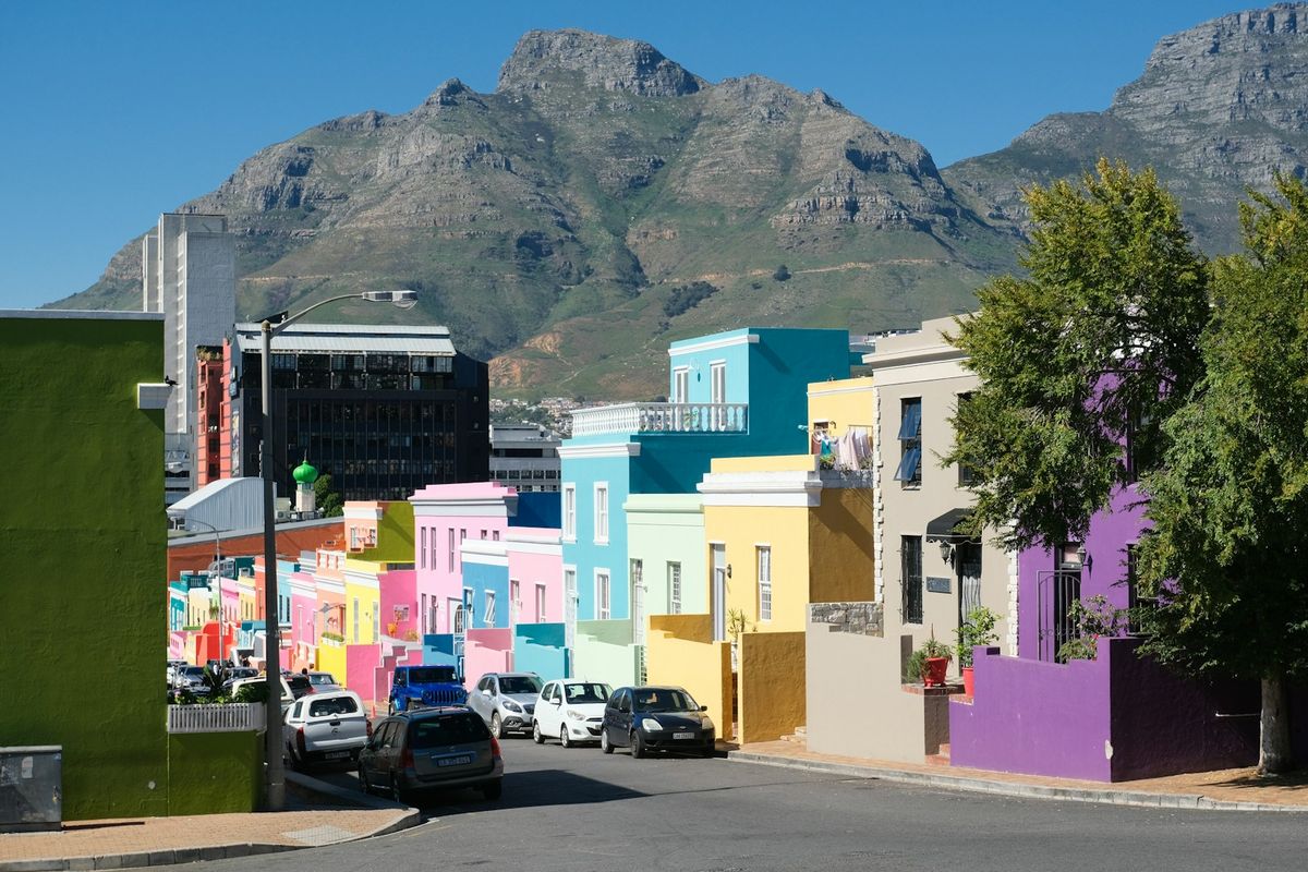 A Cape Town street with Table Mountain in the background