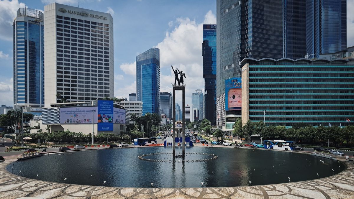 Bundaran HI roundabout with Selamat Datang statue and Jakarta skyline