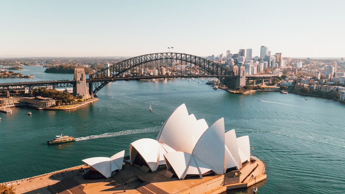 Sydney Opera House beside the harbour during daytime