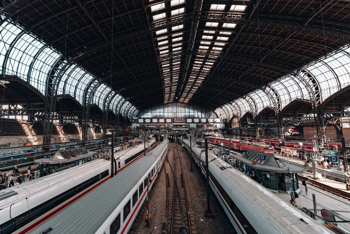 Several trains inside Hamburg Hauptbahnhof station hall