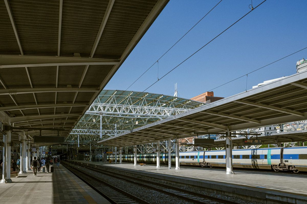 Train stopped at Seoul railway station platform