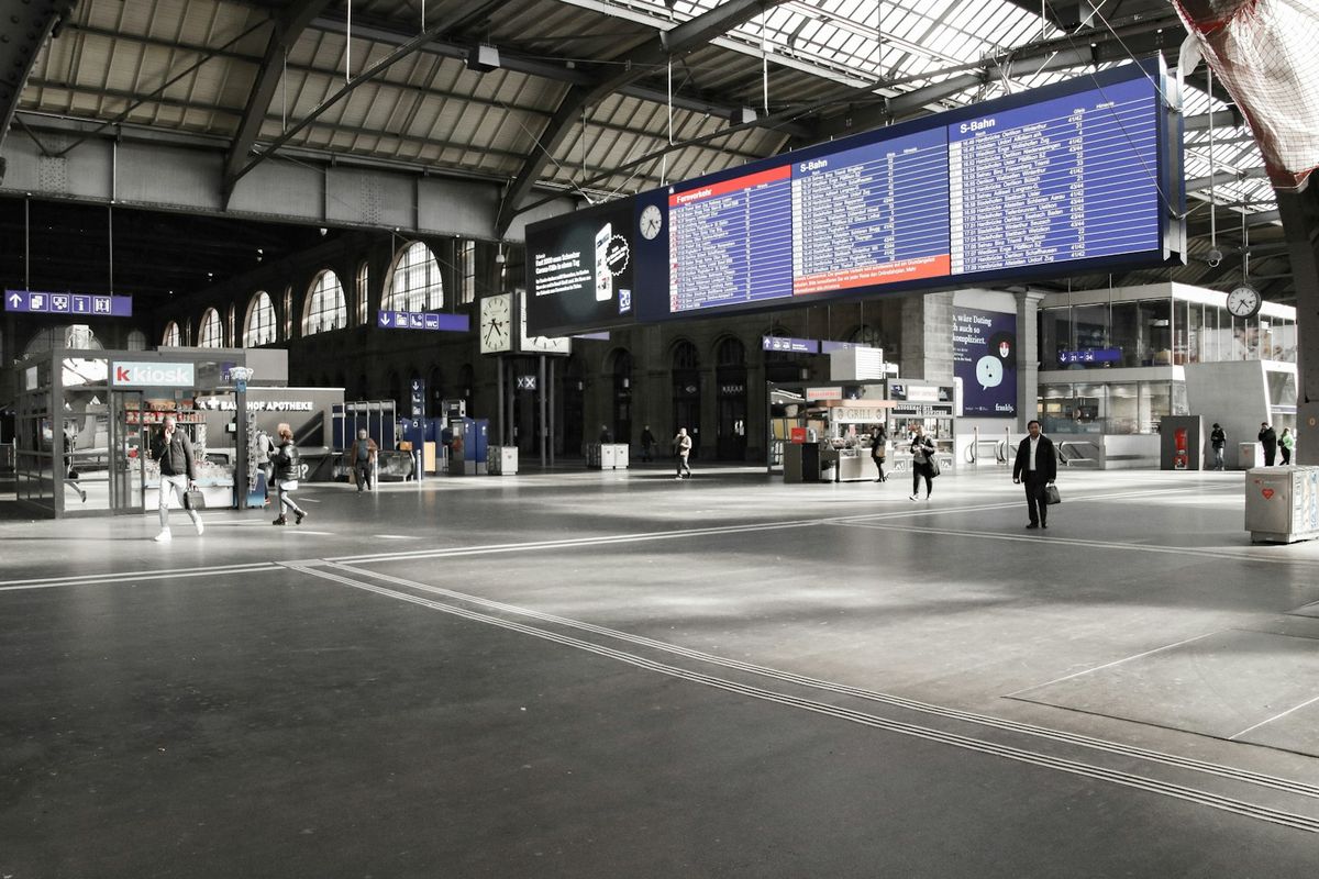 People walking across the concourse inside Zurich Hauptbahnhof