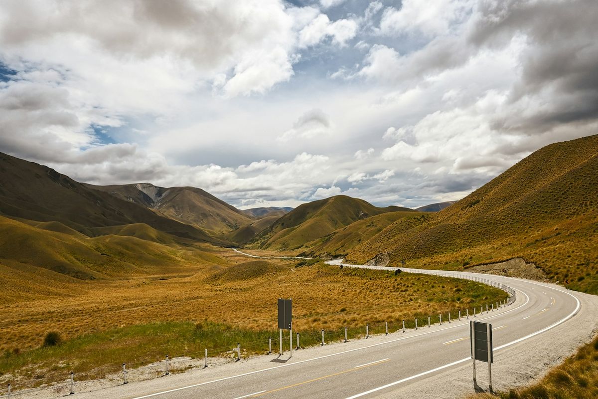 Winding highway through the mountain ranges of Lindis Pass, New Zealand