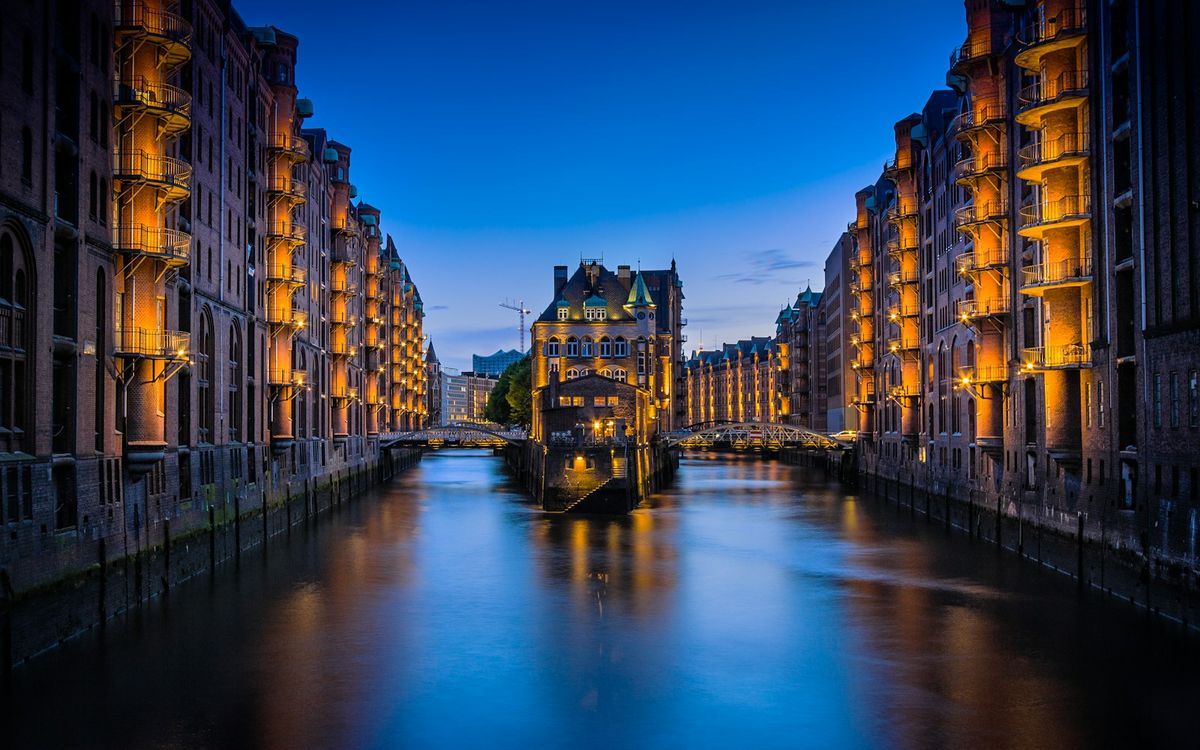Hamburg canal between buildings at night