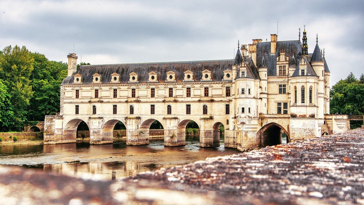 Chateau de Chenonceau spanning the Cher river
