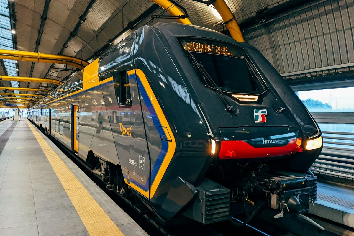 Train pulling into an Italian station platform