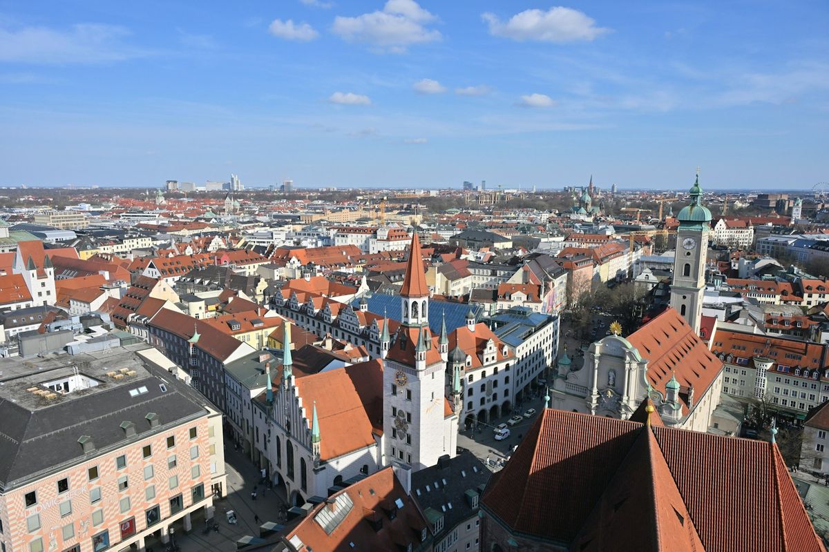 Panoramic view of Munich skyline with red roofs