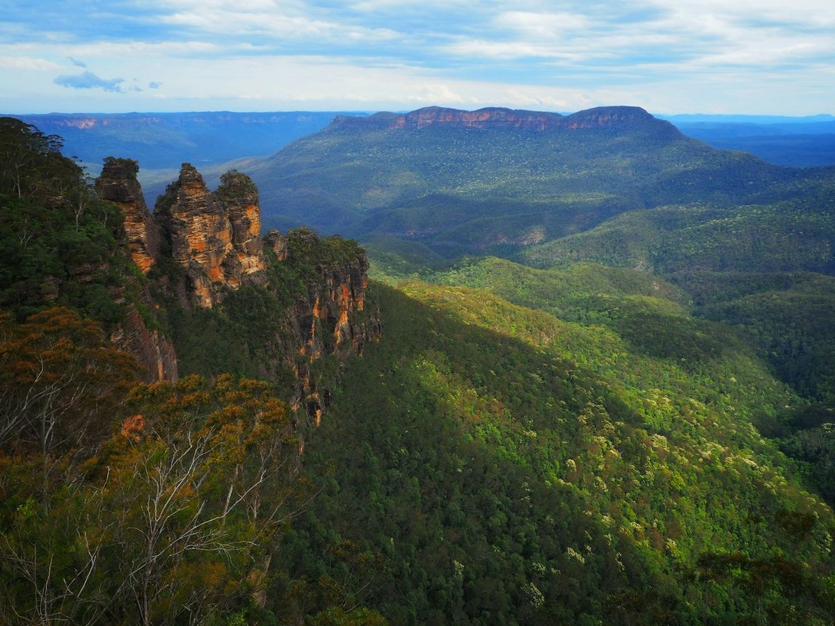 Scenic view of the Three Sisters rock formation in the Blue Mountains, Australia